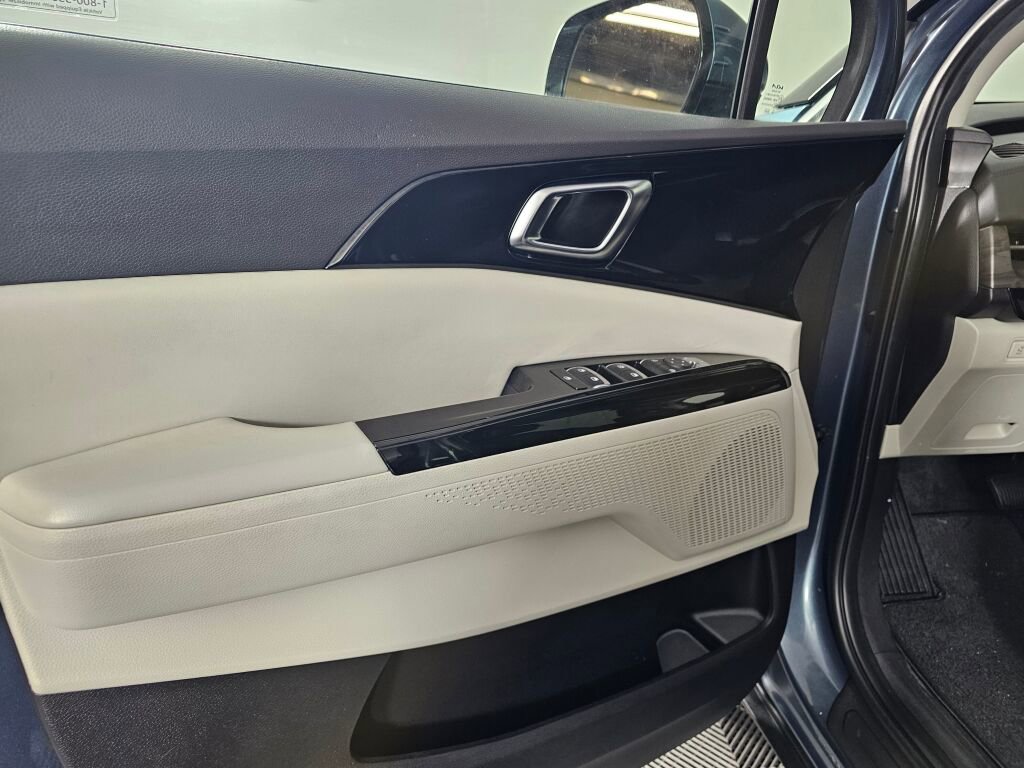 Used 2024 Kia Carnival EX image 18