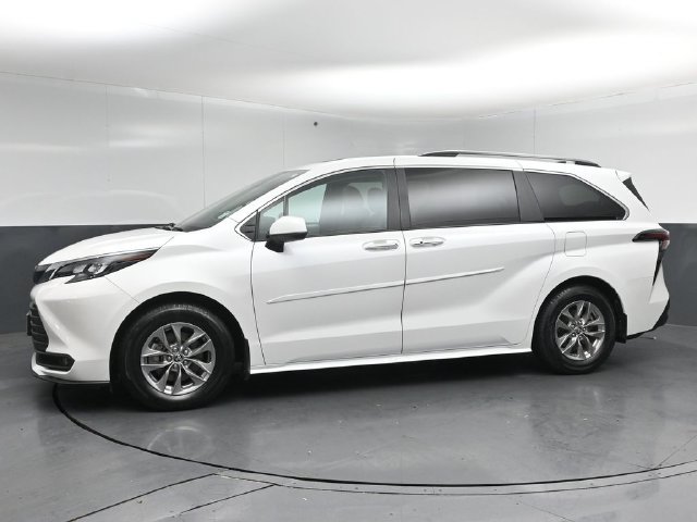 Used 2025 Toyota Sienna XLE w/ XLE Plus Package AWD/4WD image 4