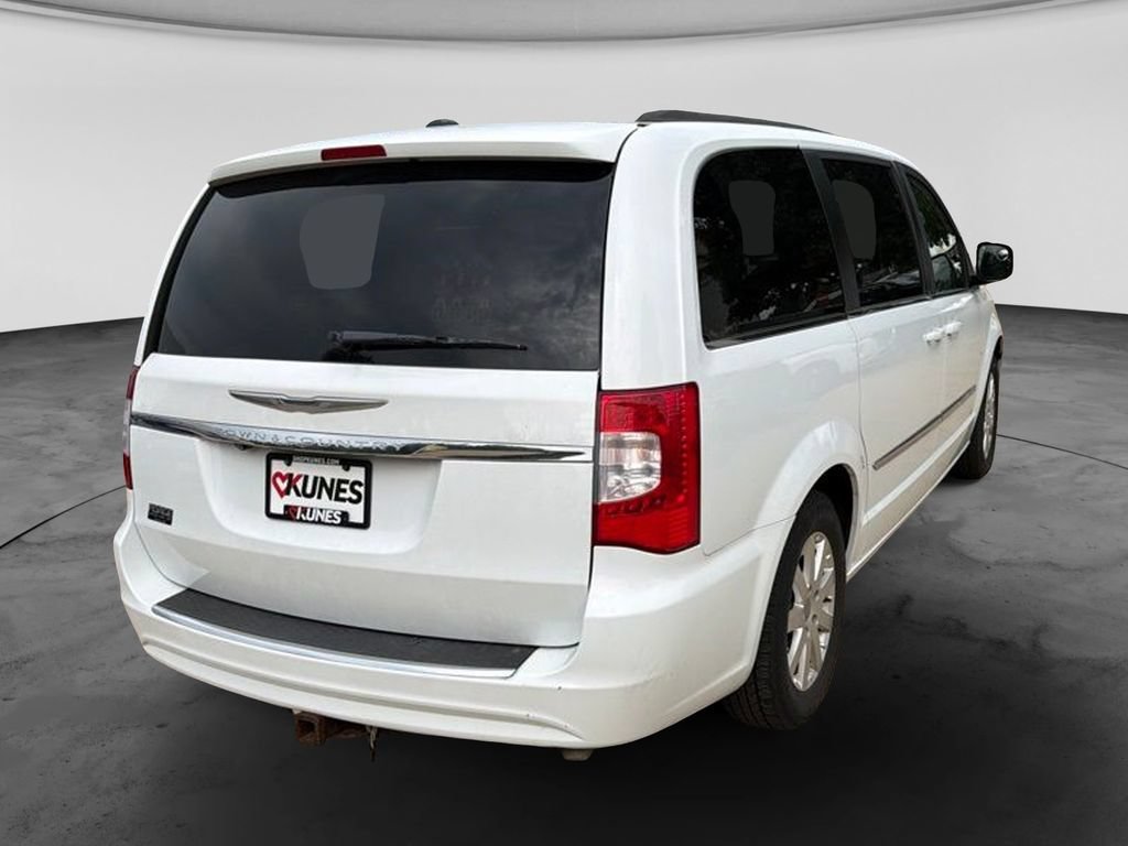 Used 2014 Chrysler Town & Country Touring FWD image 9