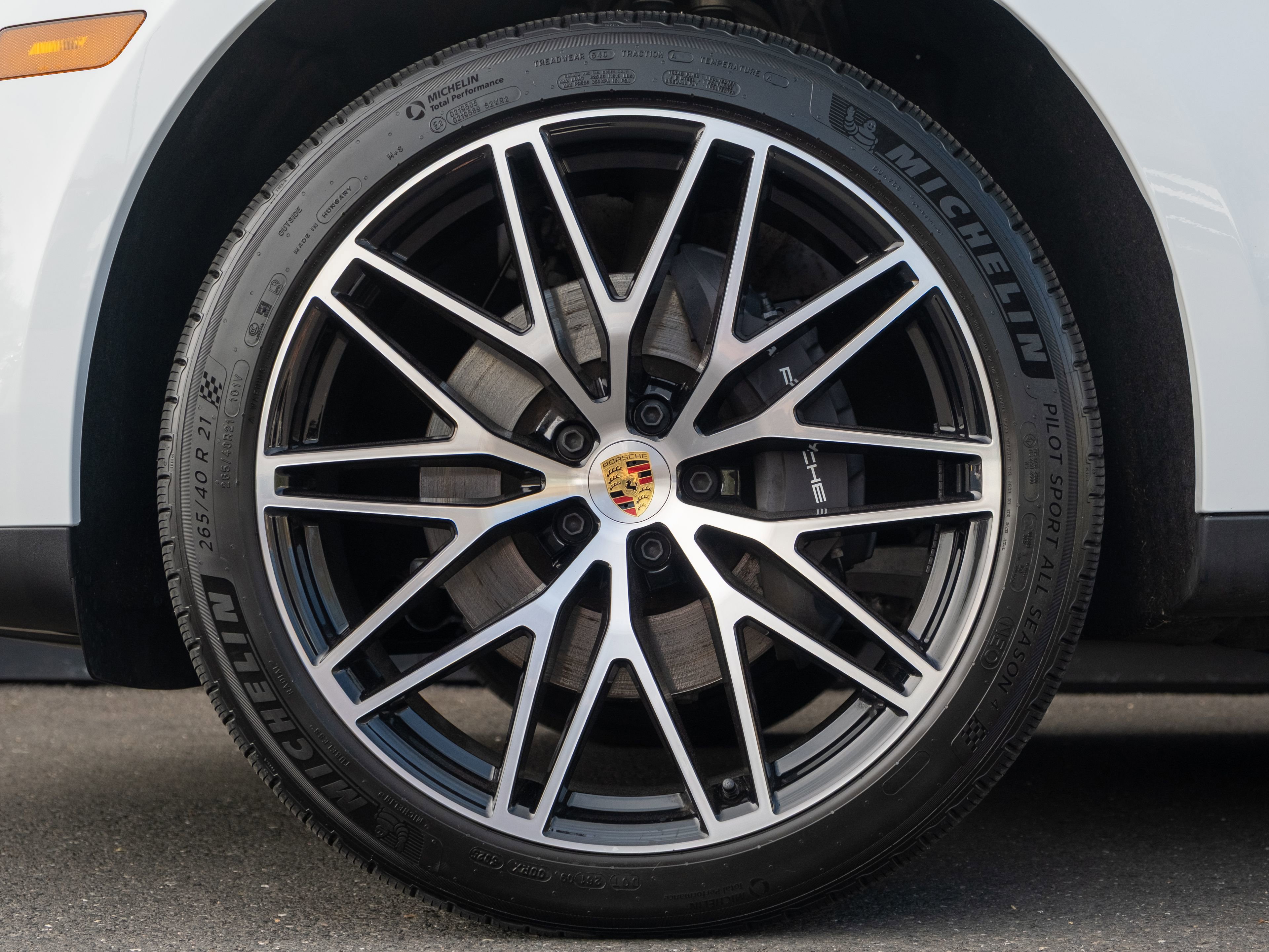 Certified 2026 Porsche Macan AWD/4WD image 12