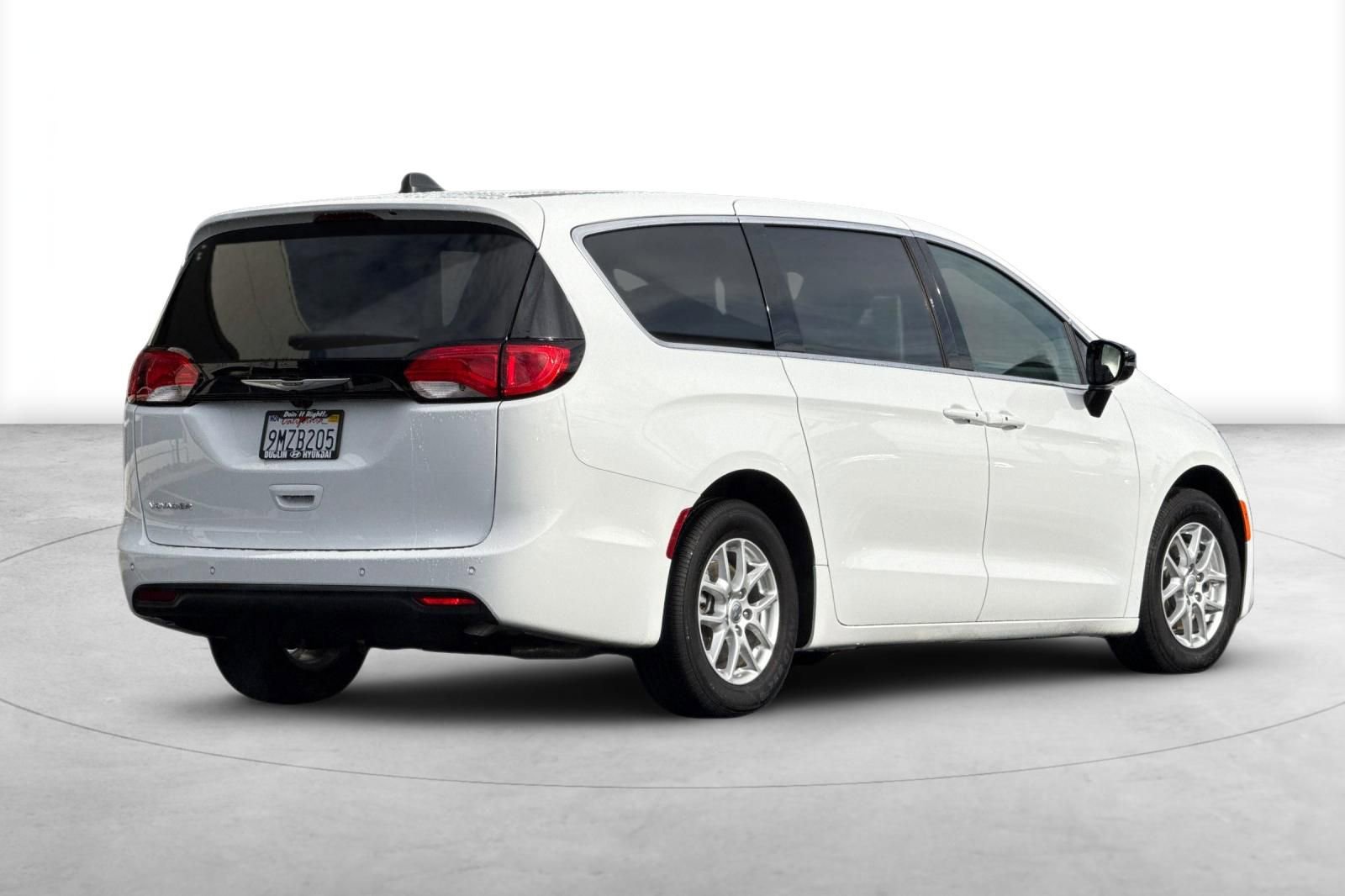 Used 2025 Chrysler Voyager LX image 6