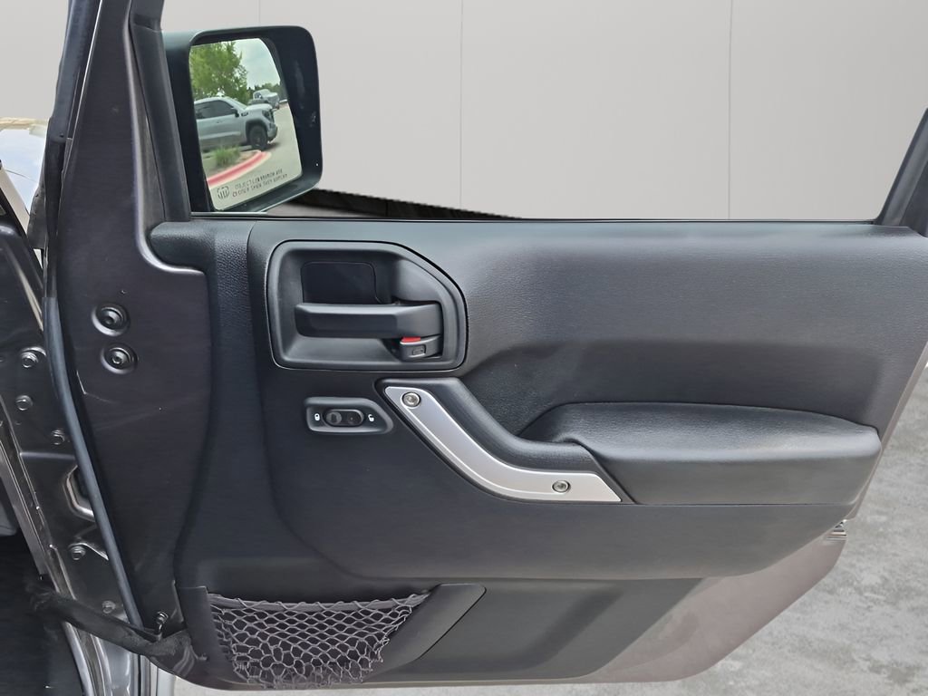 Used 2016 Jeep Wrangler Unlimited Rubicon w/ Connectivity Group image 13