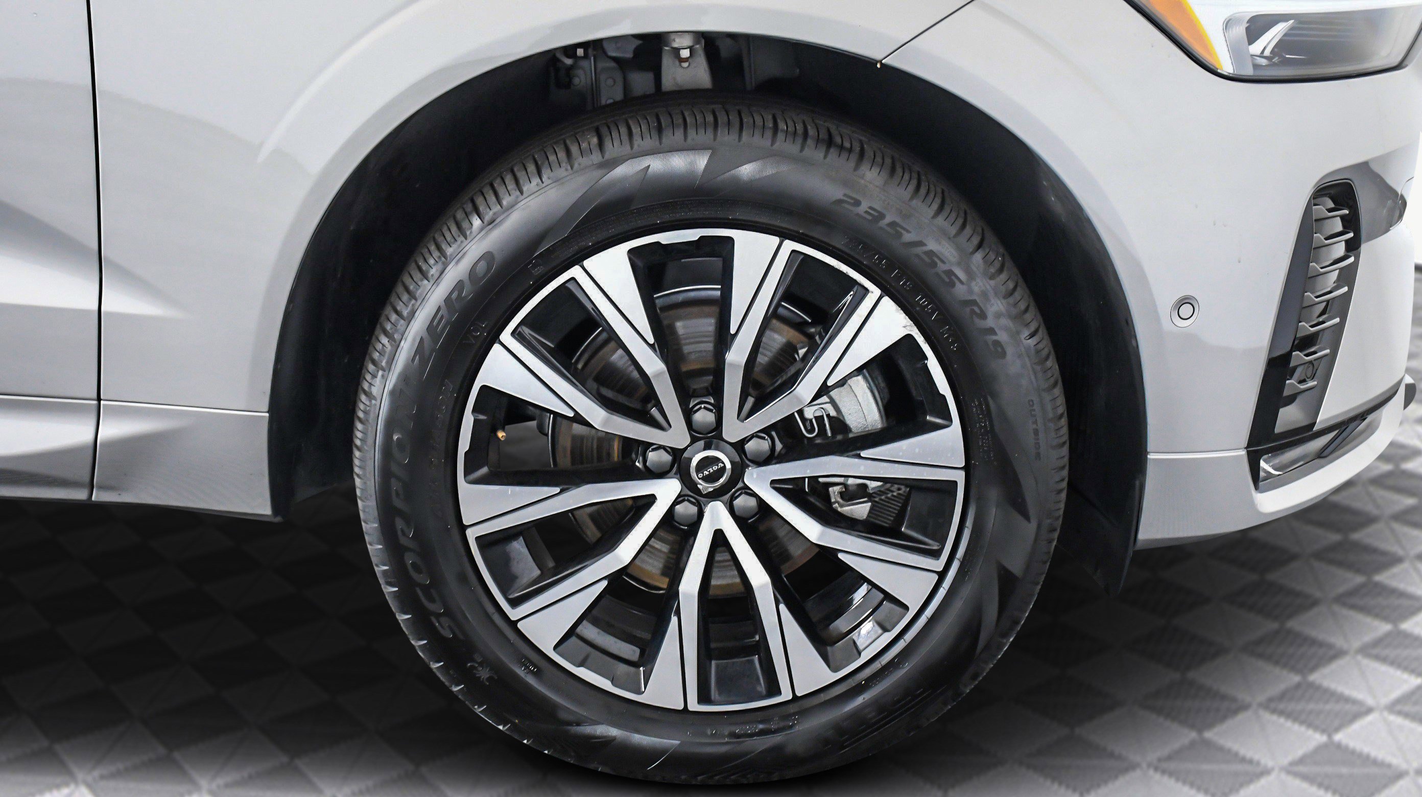 Used 2025 Volvo XC60 B5 Plus image 30