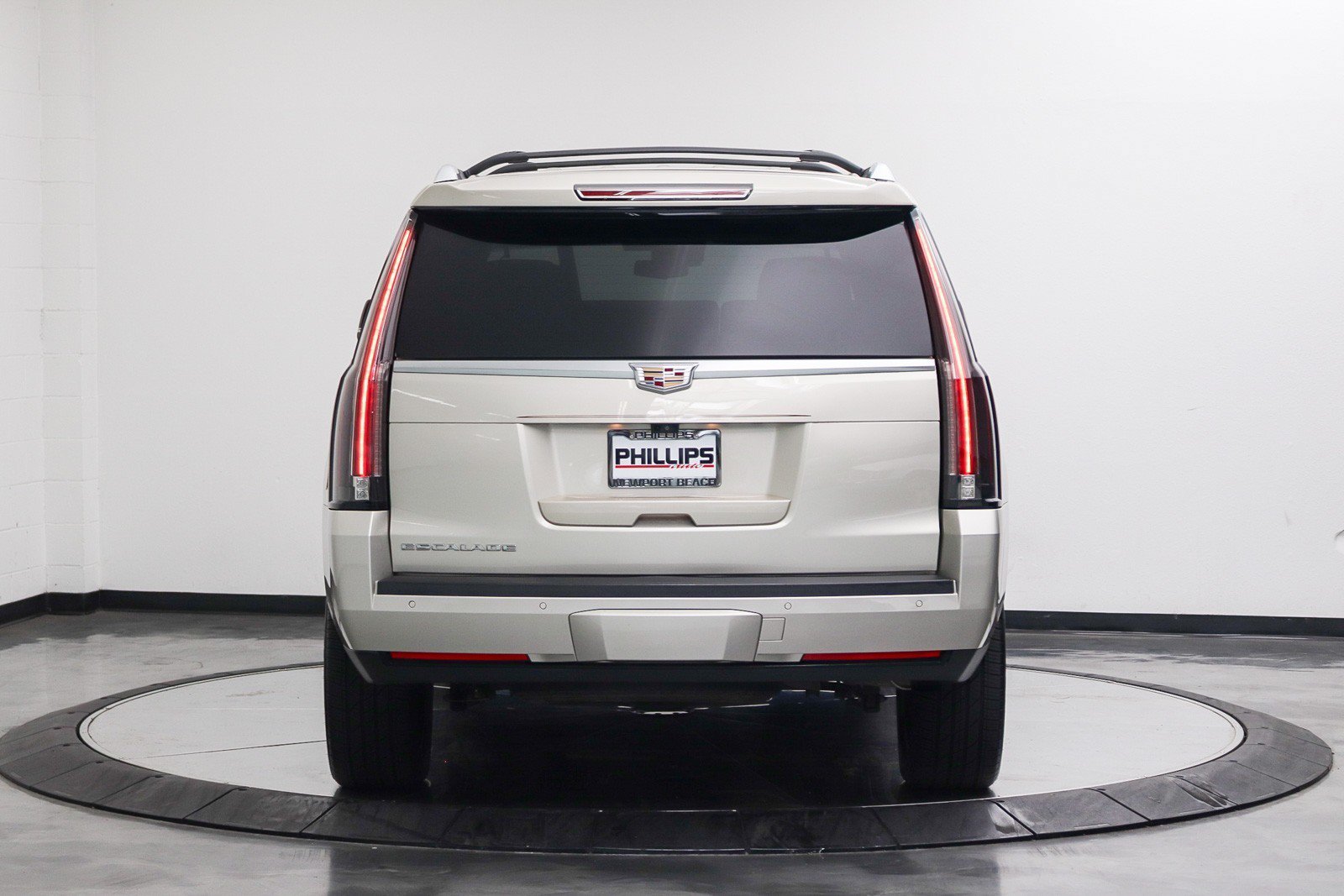 Used 2017 Cadillac Escalade Premium Luxury AWD/4WD image 12