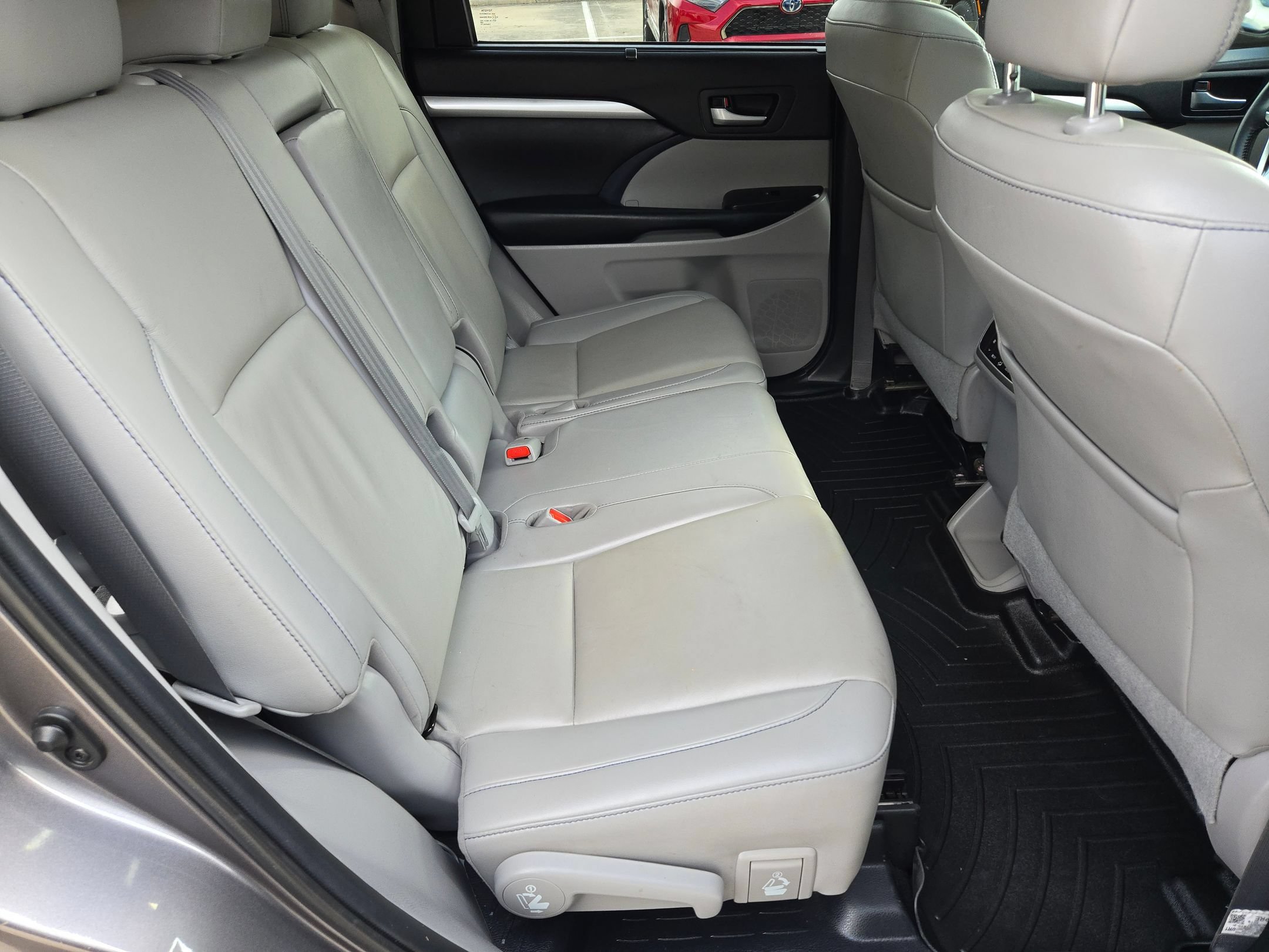 Used 2019 Toyota Highlander XLE FWD image 26