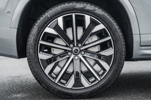 New 2026 Volvo XC90 B6 Plus w/ Protection Package Premier image 17