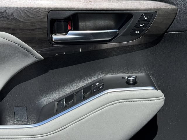 Used 2024 Toyota Highlander Platinum FWD image 24
