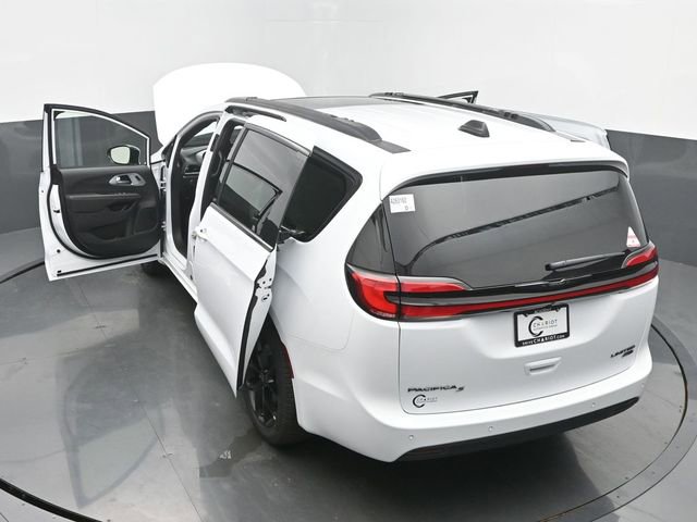 New 2026 Chrysler Pacifica Limited w/ Uconnect Theater Family Group AWD/4WD image 64