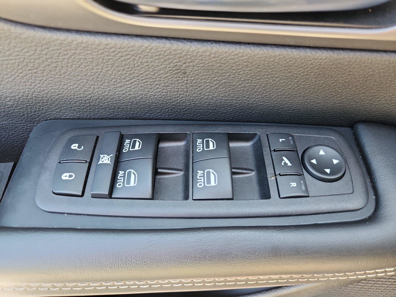 Used 2027 Chrysler Pacifica Limited FWD image 20