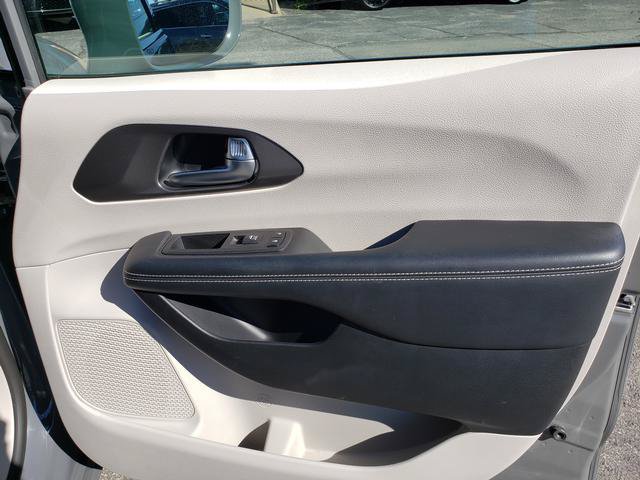 Used 2022 Chrysler Pacifica Touring-L FWD image 18
