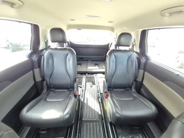 Used 2026 Kia Carnival EX FWD image 19
