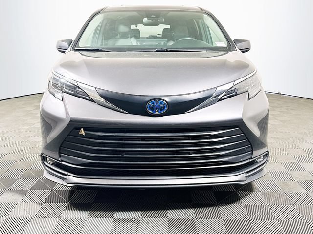 Certified 2025 Toyota Sienna XLE FWD image 3
