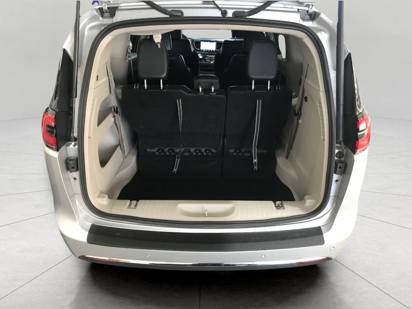 Used 2024 Chrysler Pacifica Touring-L image 14