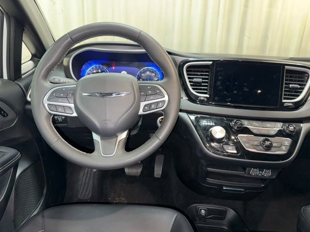 Used 2025 Chrysler Pacifica Select FWD image 16
