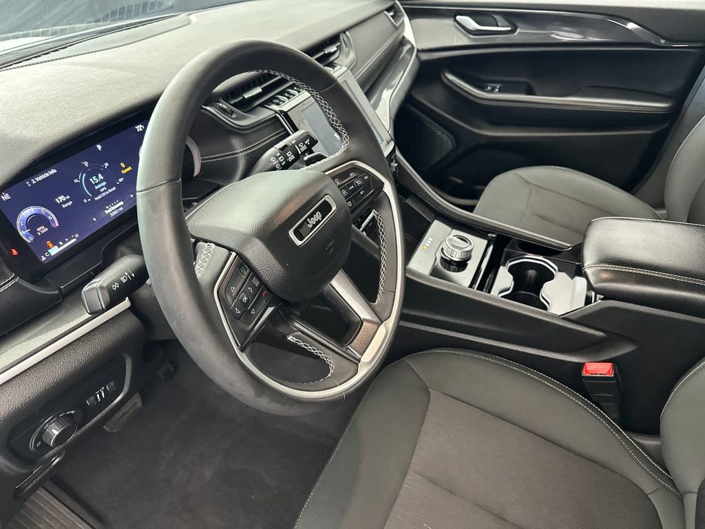 Used 2023 Jeep Grand Cherokee Laredo w/ Luxury Tech Group I AWD/4WD image 9