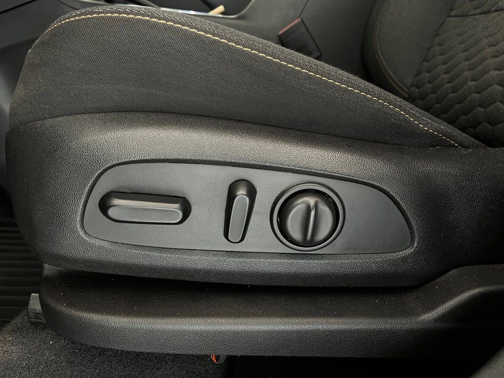 Used 2019 Chevrolet Equinox LT w/ Driver Convenience Package image 16