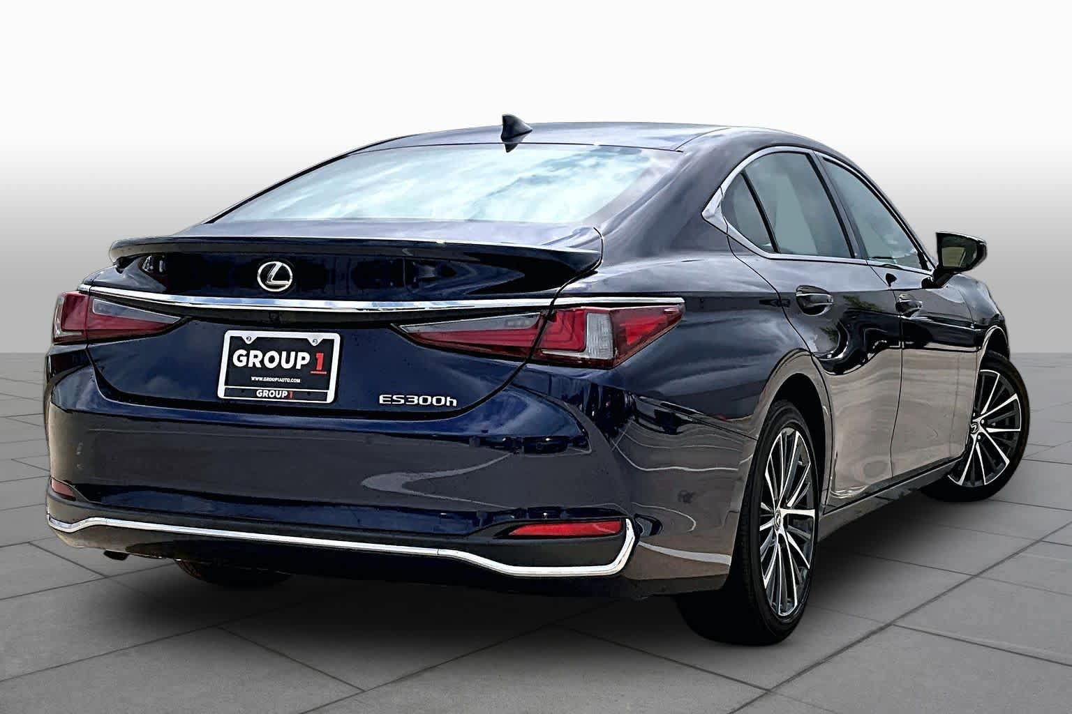 Certified 2025 Lexus ES 300h w/ Premium Package image 13