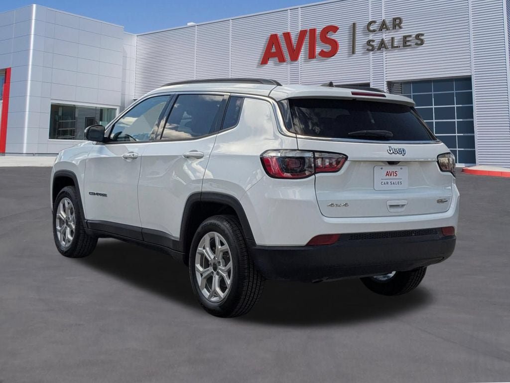 Used 2025 Jeep Compass Latitude w/ Sun & Sound Group AWD/4WD image 3