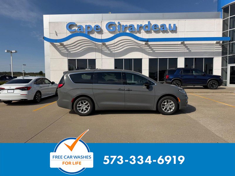 Used 2025 Chrysler Pacifica Select