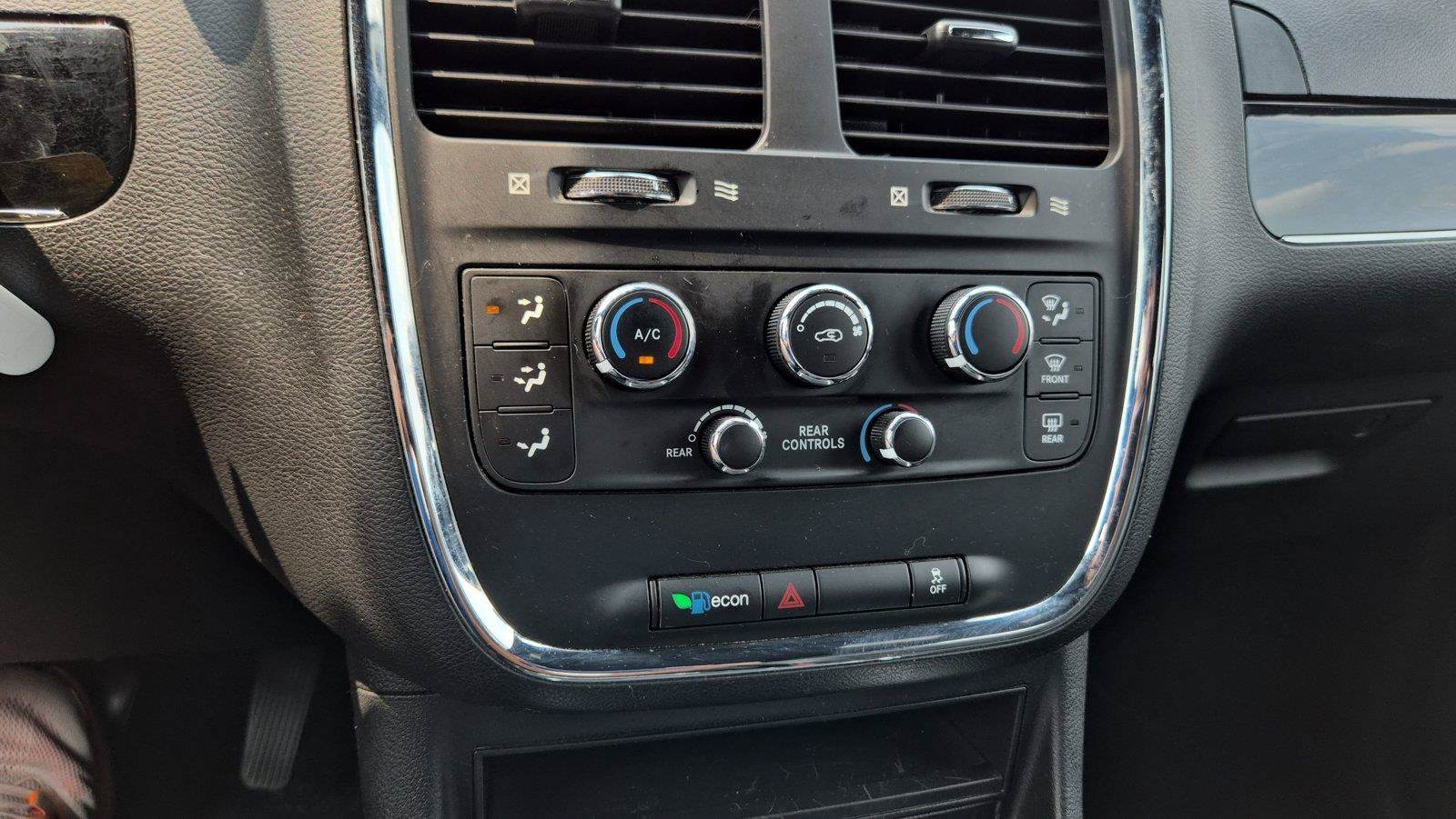 Used 2019 Dodge Grand Caravan SXT w/ Blacktop Package FWD image 21