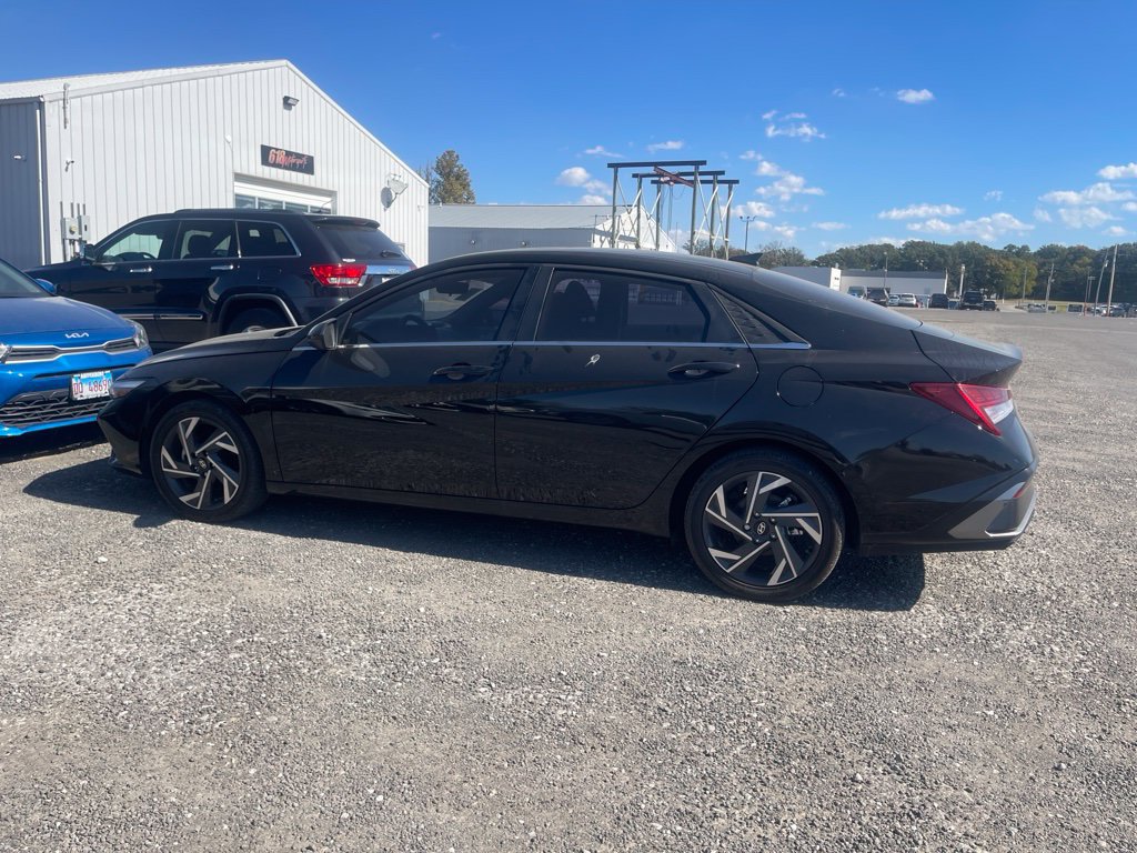 Used 2025 Hyundai Elantra SEL FWD image 3