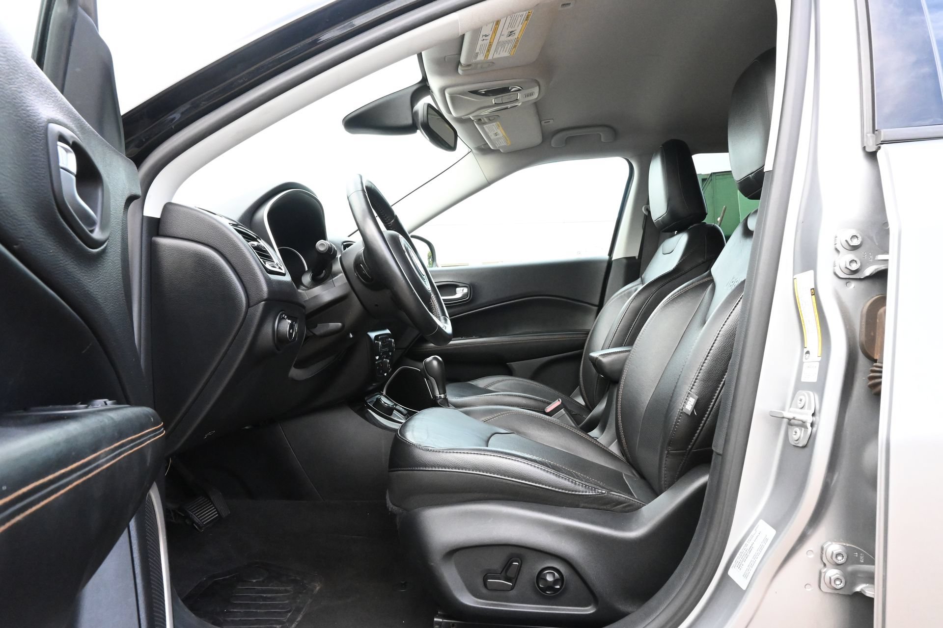 Used 2018 Jeep Compass Limited w/ Navigation Group AWD/4WD image 18