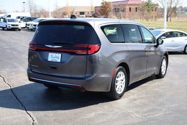 Used 2023 Chrysler Pacifica Touring-L image 6