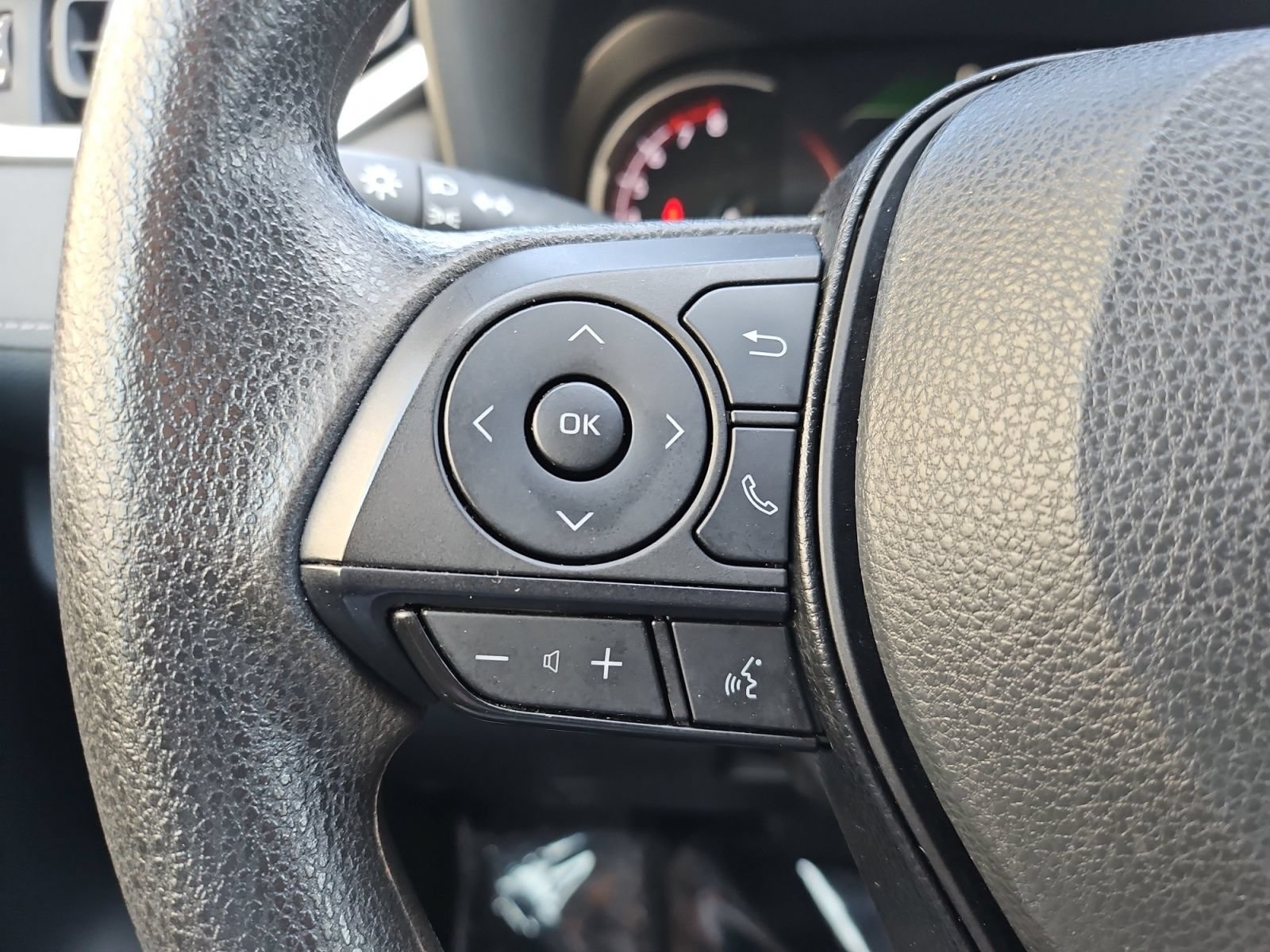 Used 2024 Toyota RAV4 XLE FWD image 30