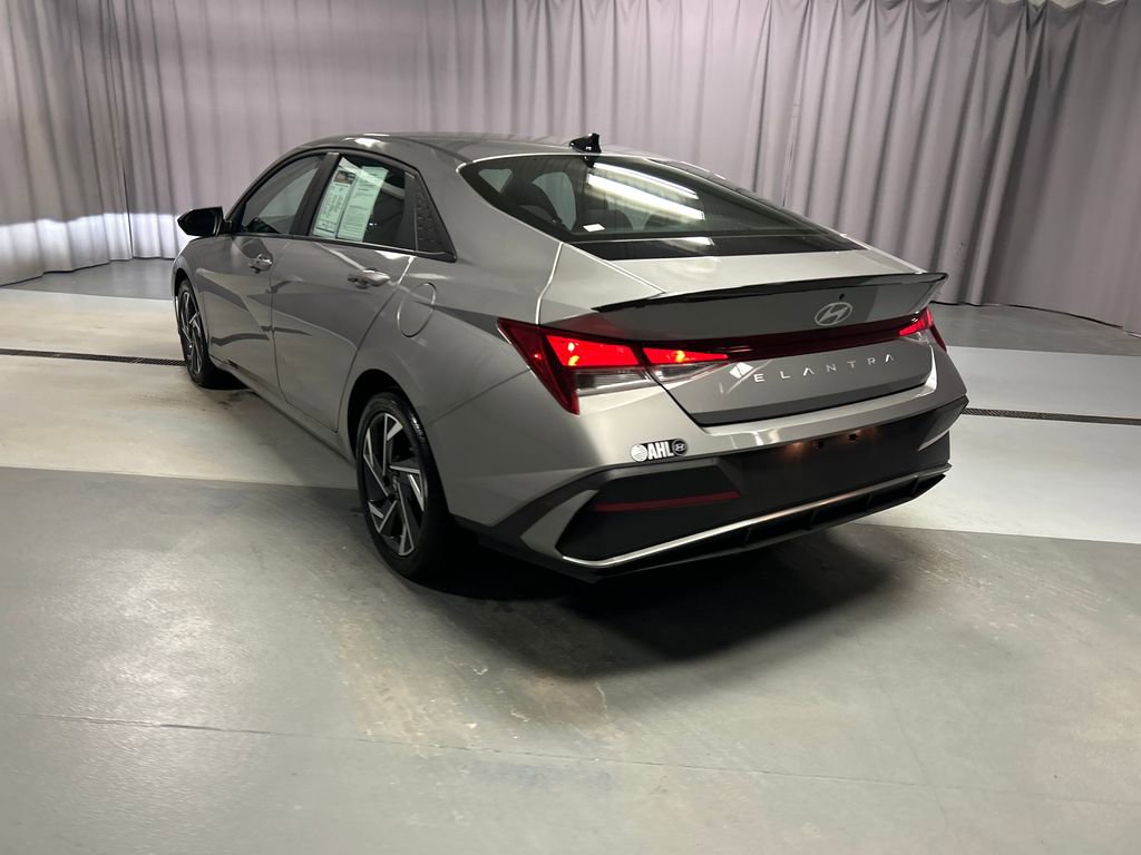Used 2025 Hyundai Elantra Sport image 5