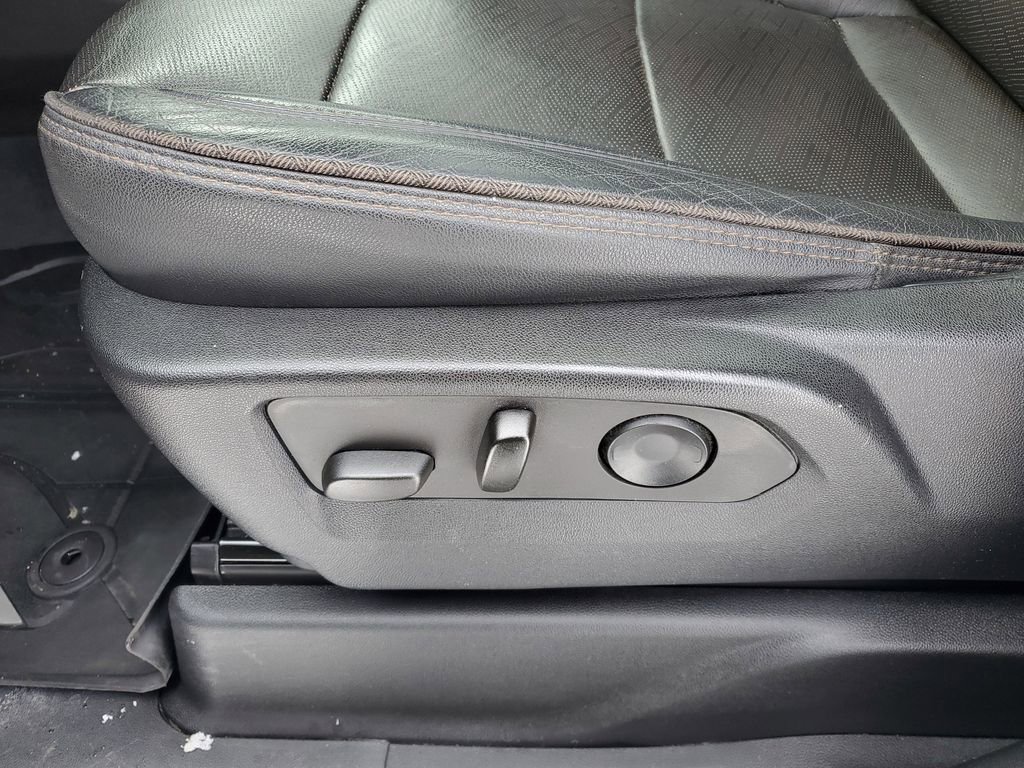 Used 2023 Chevrolet Suburban High Country image 11