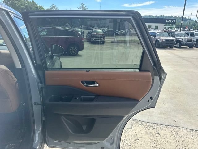 Used 2025 Nissan Pathfinder Platinum FWD image 25