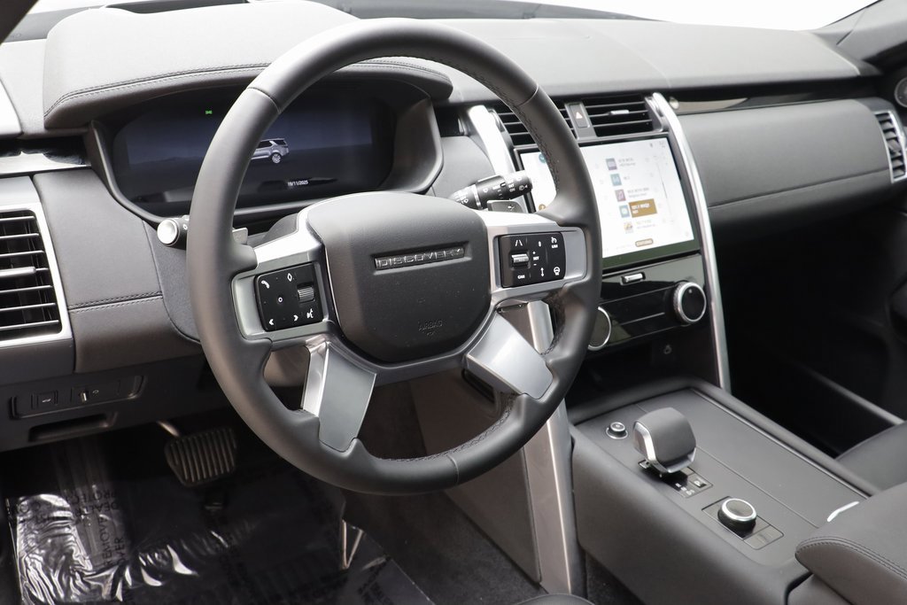 Certified 2025 Land Rover Discovery S image 7