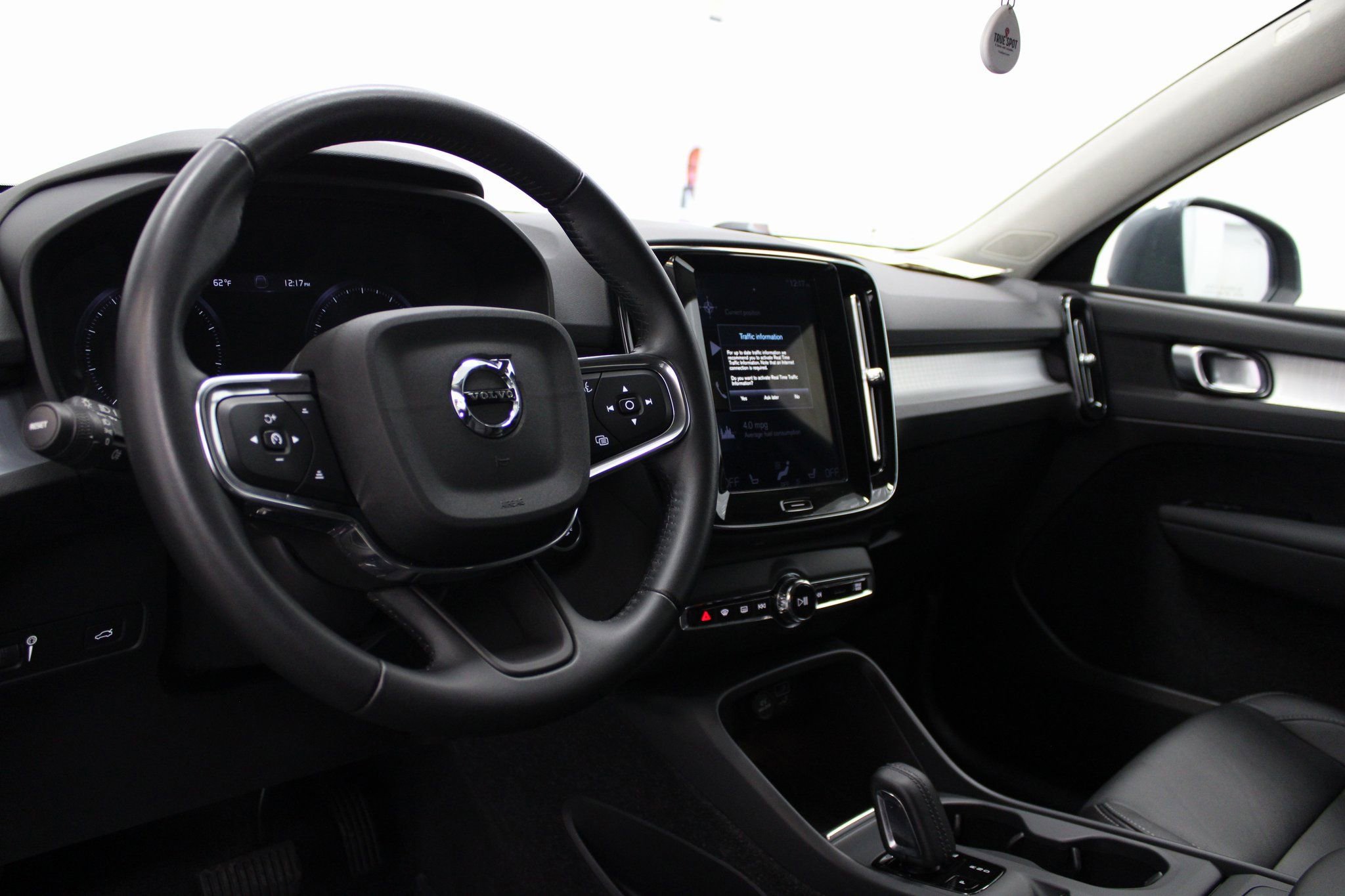 Used 2021 Volvo XC40 T5 Momentum image 16