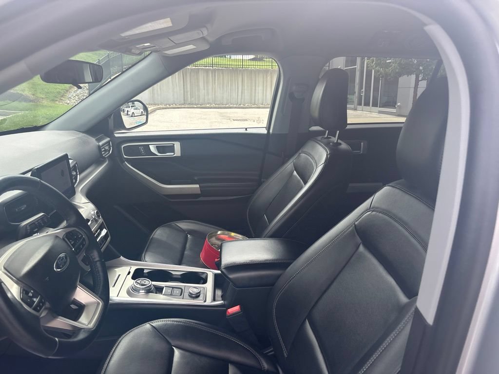 Used 2023 Ford Explorer XLT w/ Equipment Group 202A AWD/4WD image 31