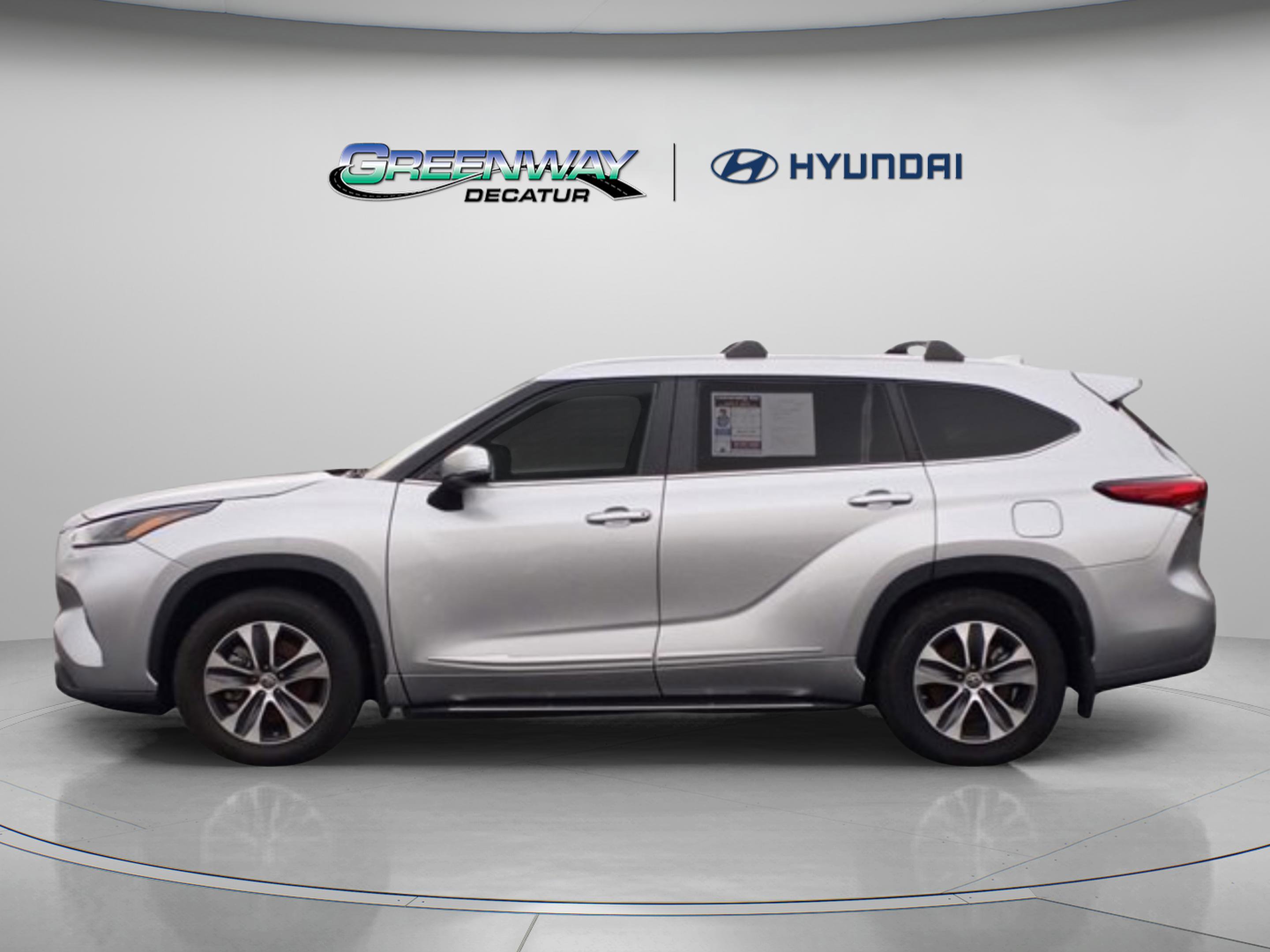 Used 2023 Toyota Highlander XLE AWD/4WD image 4