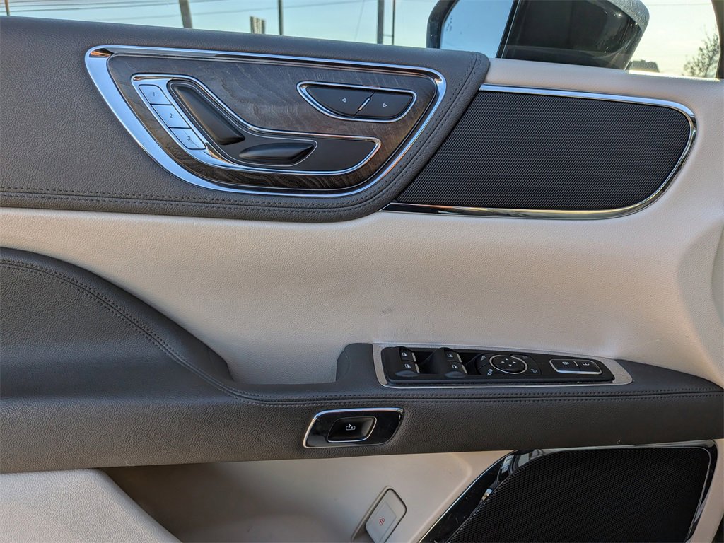 Used 2019 Lincoln Continental Premiere image 11