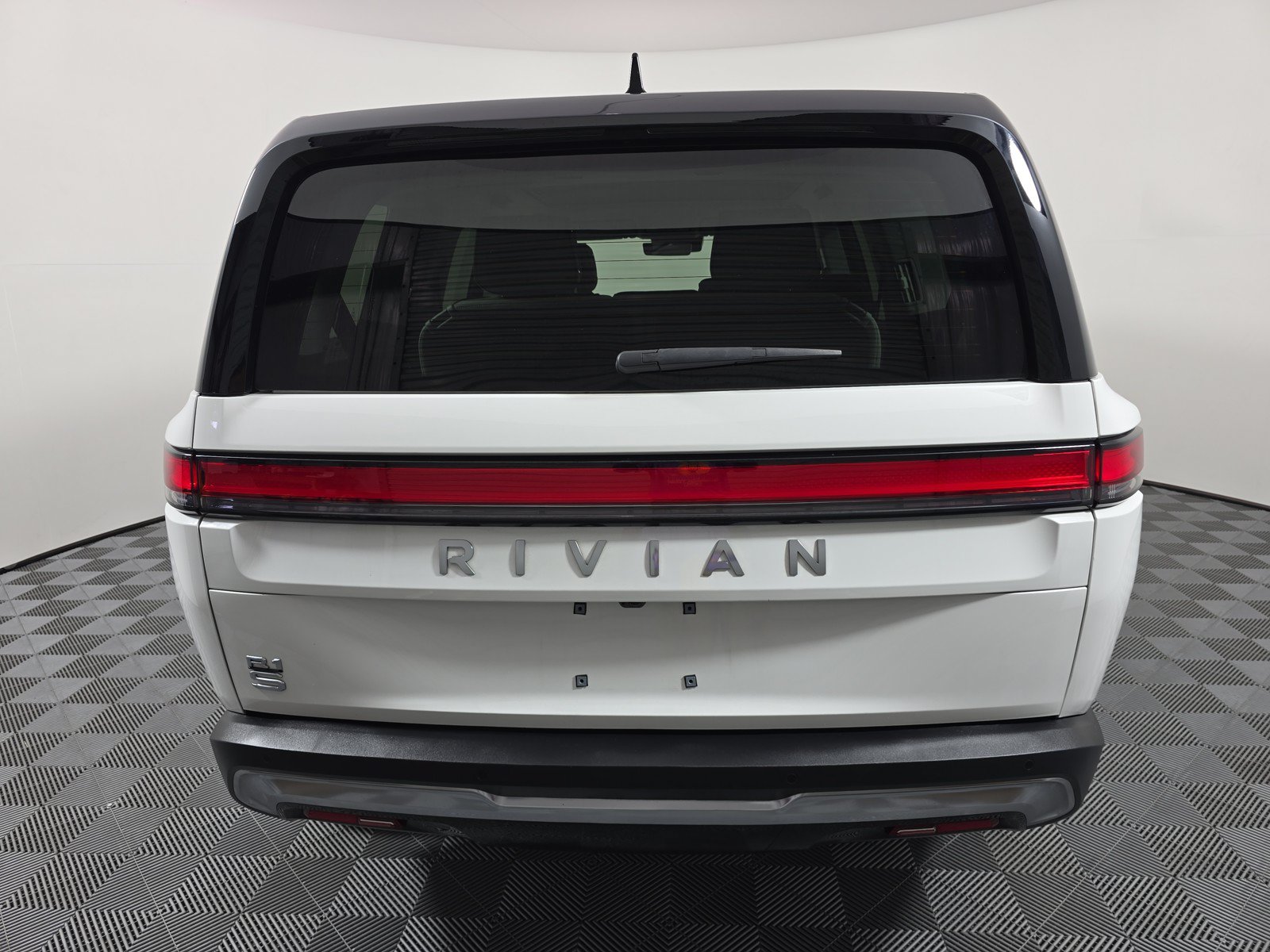 Used 2025 Rivian R1S Adventure AWD/4WD image 4