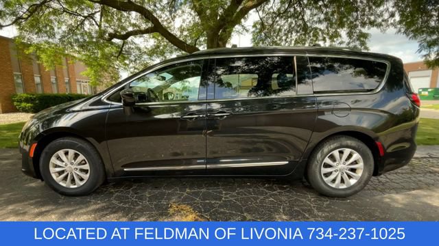 Used 2018 Chrysler Pacifica Touring-L w/ Premium Audio Group FWD image 5
