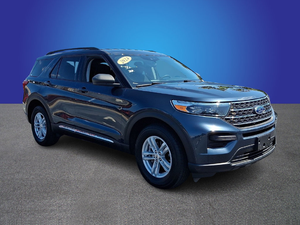 Used 2024 Ford Explorer XLT AWD/4WD image 3