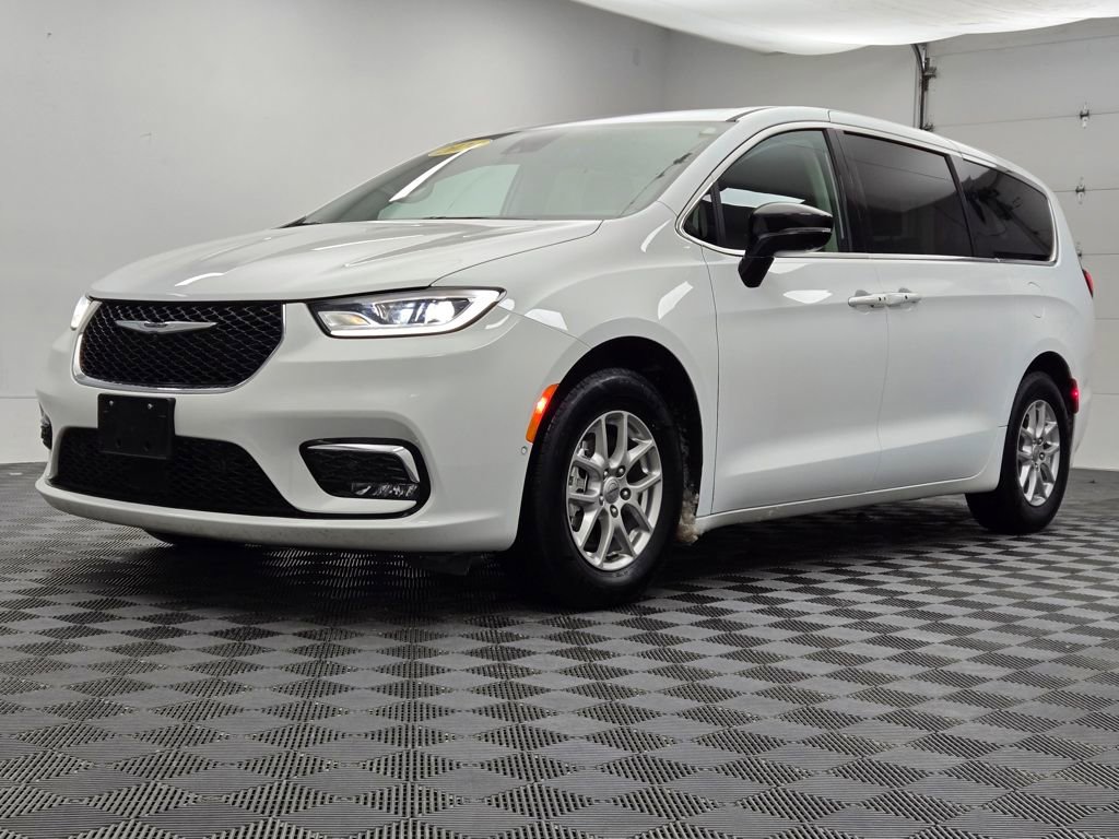 Used 2024 Chrysler Pacifica Touring-L image 14