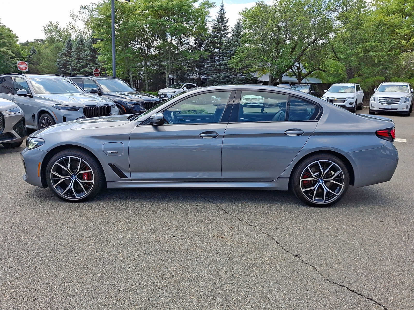 Used 2023 BMW 530e xDrive w/ Premium Package AWD/4WD image 4