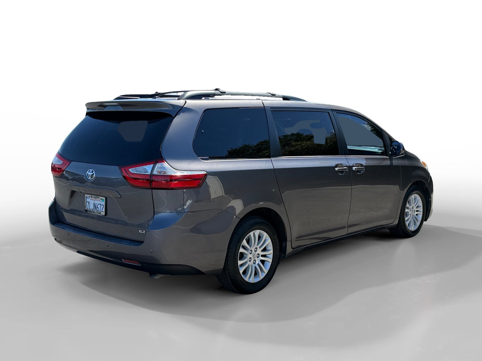 Used 2015 Toyota Sienna XLE w/ XLE Navigation Package FWD image 5