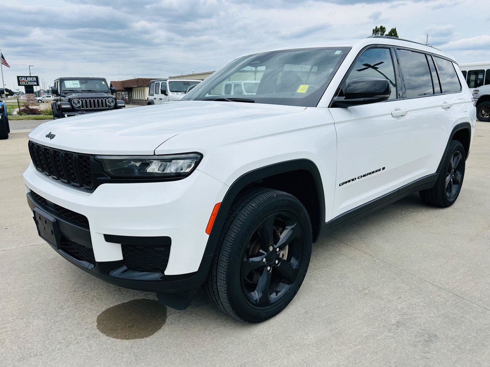 Used 2023 Jeep Grand Cherokee L Laredo AWD/4WD image 37