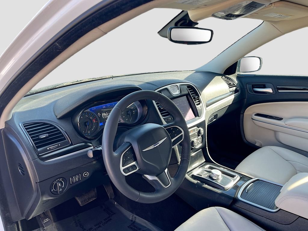 Used 2023 Chrysler 300 Touring L image 9