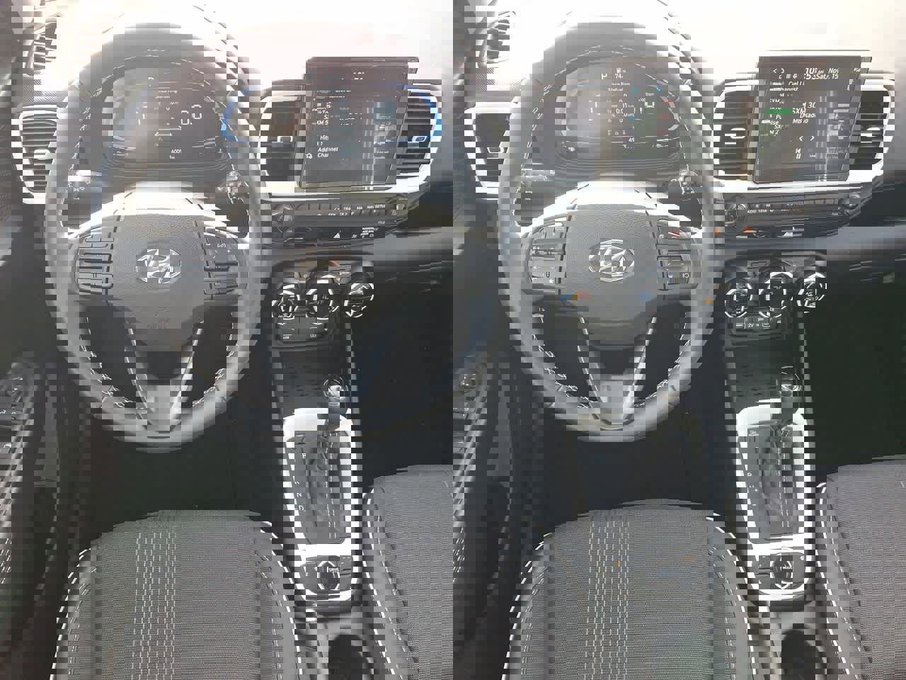 Used 2025 Hyundai Venue Limited image 27