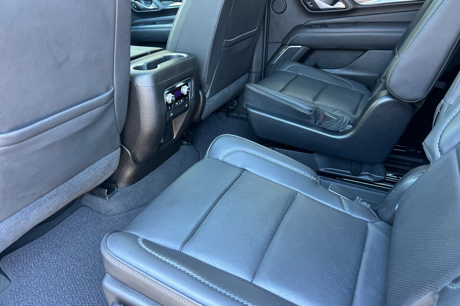 Used 2021 GMC Yukon Denali w/ Denali Premium Package image 12