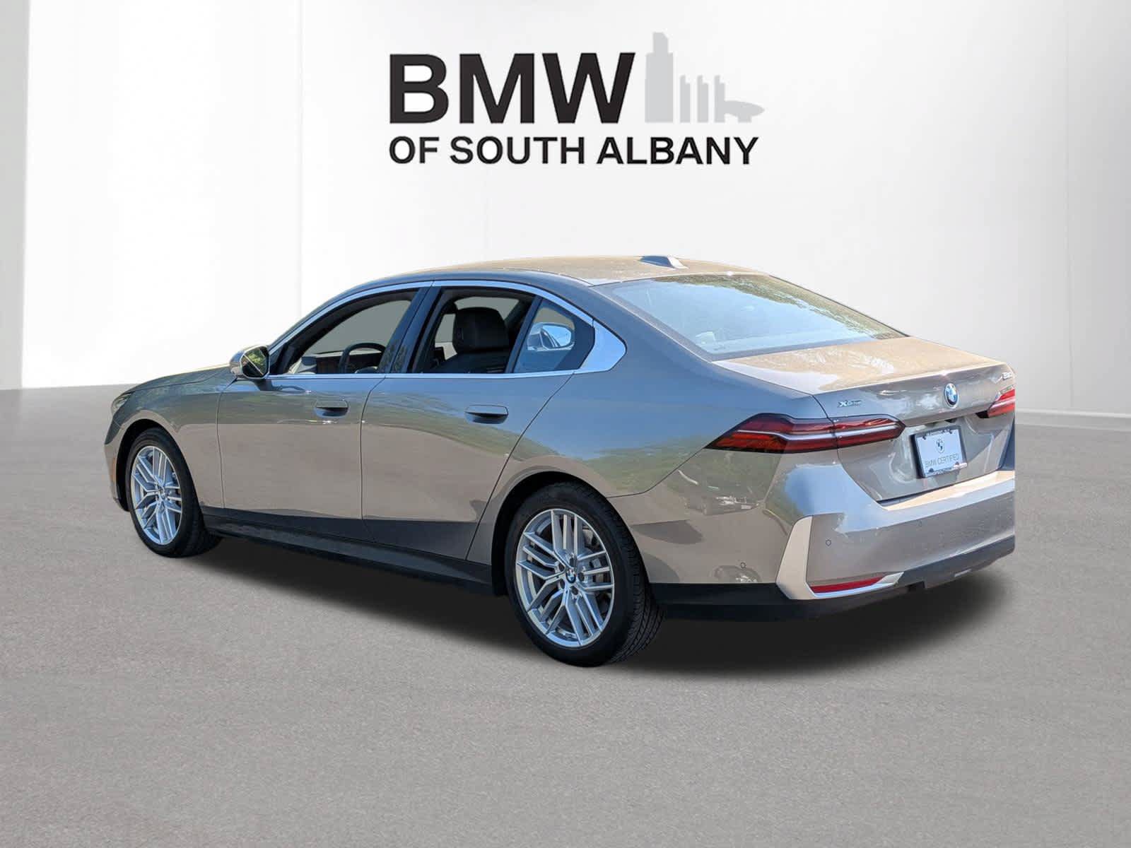 Certified 2024 BMW 530i xDrive w/ Premium Package AWD/4WD image 4