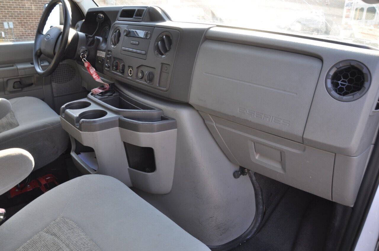 Used 2010 Ford E-350 and Econoline 350 XLT RWD image 17