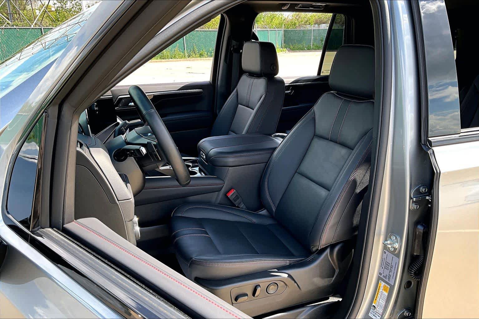 Used 2025 Chevrolet Tahoe RST w/ Comfort Package AWD/4WD image 8