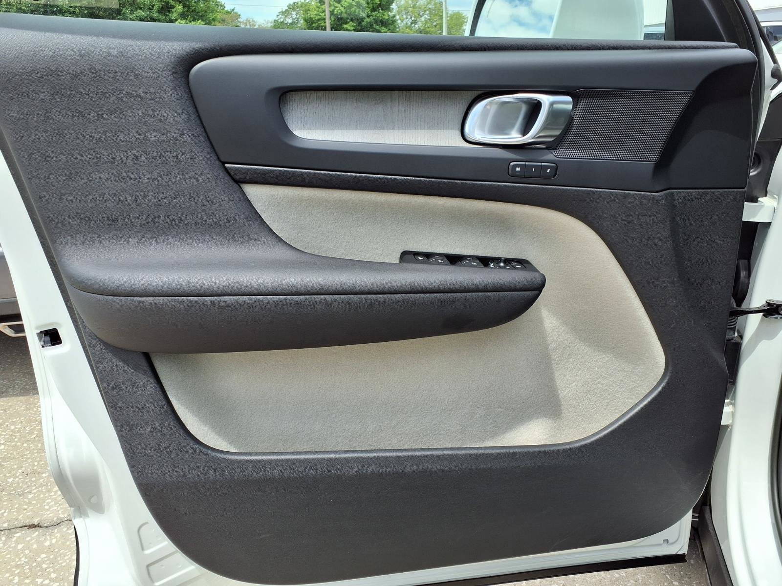 Certified 2023 Volvo XC40 B5 Plus w/ Driver Assist Package image 22